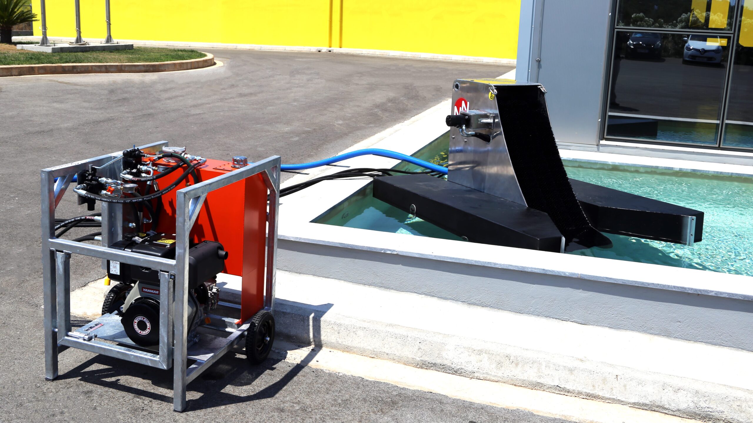 https://www.oilspillresponse.gr/wp-content/uploads/2024/11/05_Scortail-30_In-Water-with-Power-Pack-15-kW-min-scaled.jpg